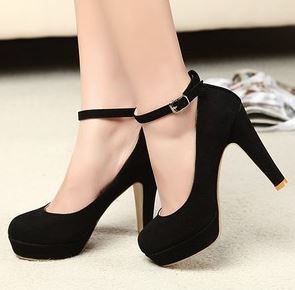 zapatos para combinar con una falda negra