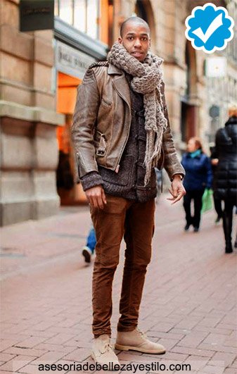 outfit pantalón marrón oscuro con una chaqueta marrón